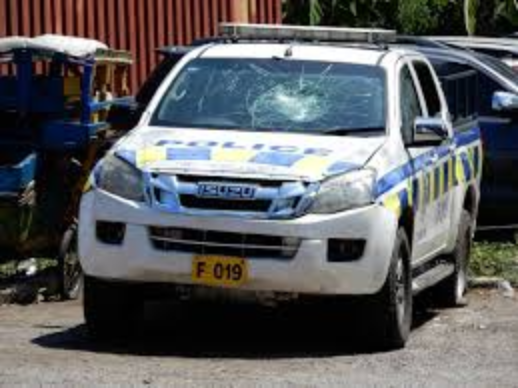 Jamaica: Partygoers stone police vehicle Jamaica: Partygoers stone police vehicle