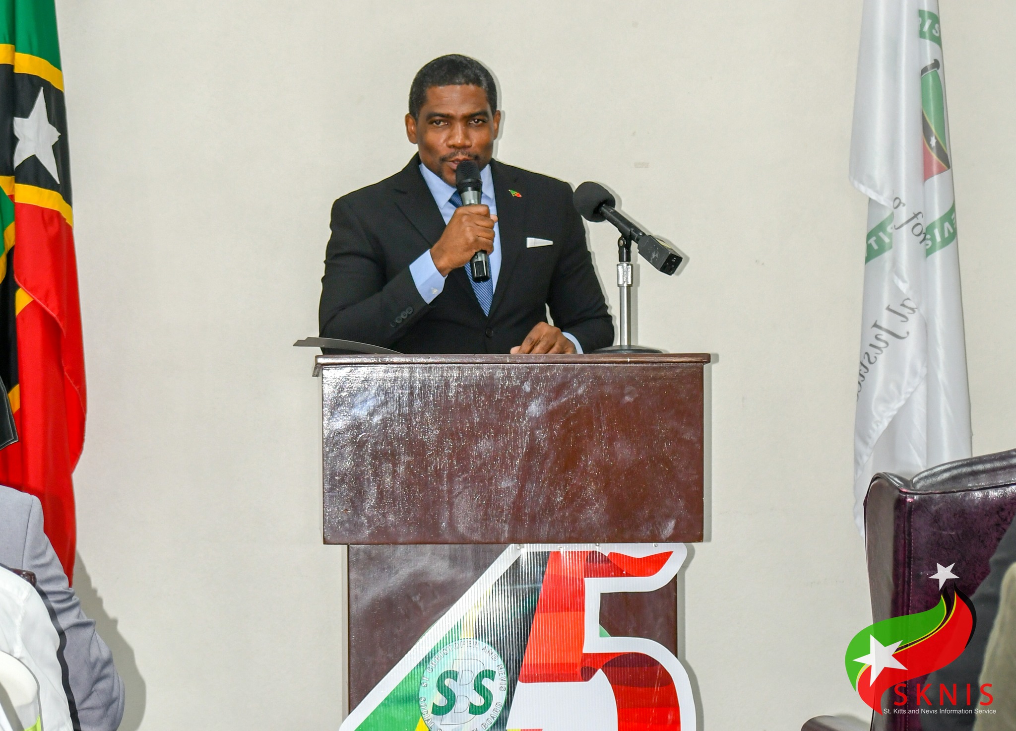 Dr Terrance Drew deliveres remarks at the scholarship ceremony