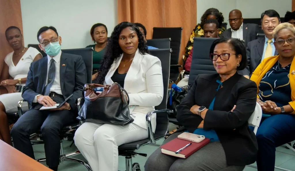 The first discussion brought together experts on the board to unite the ideas of staff regarding the new hospital. Credits: Facebook.